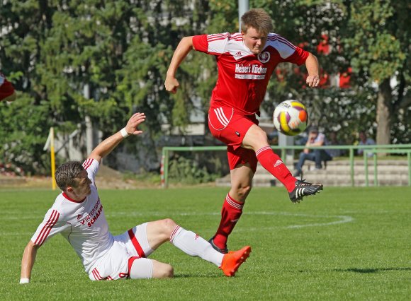 Auch Thorsten Kleber (r., gegen Alexander Kinsvater) konnte nach gerade zwei Trainingseinheiten vor seinem Wiedereinstieg nicht das Defensivproblem seiner Mannschaft lösen.
