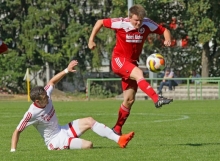 Auch Thorsten Kleber (r., gegen Alexander Kinsvater) konnte nach gerade zwei Trainingseinheiten vor seinem Wiedereinstieg nicht das Defensivproblem seiner Mannschaft lösen.