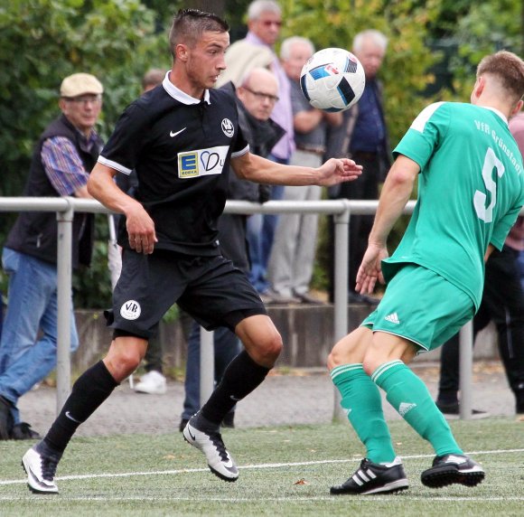 Neuzugang Maurice Göbig (l.) hat sich als guter Konterspieler entpuppt und bewies dies erneut durch zwei Treffer gegen die Wormser Regionalligareserve aus dem Spiel sowie einen verwandelten Foulelfmeter.