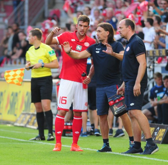 Mit Kapitän Stefan Bell sprach Martin Schmidt die Umstellungen nach dem Platzverweis gegen Gaetan Bussmann ab. Bis dahin war der Mainzer Plan gegen die TSG Hoffenheim voll aufgegangen.