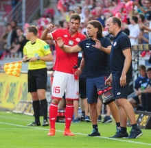 Mit Kapitän Stefan Bell sprach Martin Schmidt die Umstellungen nach dem Platzverweis gegen Gaetan Bussmann ab. Bis dahin war der Mainzer Plan gegen die TSG Hoffenheim voll aufgegangen.