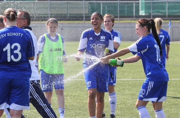 Sektfontänen oder kalte Dusche - der Aufstieg der Schott-Frauen in die Zweite Liga steht infrage.