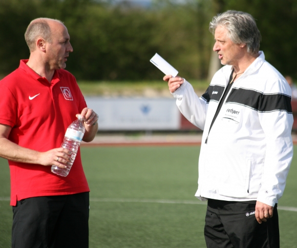 Fontana-Trainer Dirk Willems (r.) versucht meist, mit den Kollegen (l. der Gommersheimer Mathias Basler) gut auszukommen. Den Einwechselfehler des Wormatia-II-Coaches Simon Eller bezeichnet er als „menschlich".