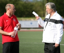 Fontana-Trainer Dirk Willems (r.) versucht meist, mit den Kollegen (l. der Gommersheimer Mathias Basler) gut auszukommen. Den Einwechselfehler des Wormatia-II-Coaches Simon Eller bezeichnet er als „menschlich