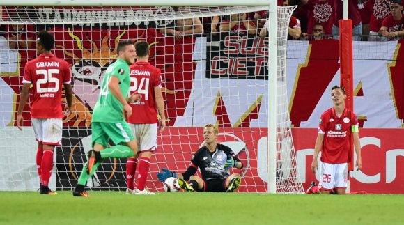 Da war es doch noch passiert: In der 88. Minute kassierten die enttäuschten Mainzer um Kapitän Niko Bungert (r.) und Torwart Jonas Lössl noch den Ausgleich...
