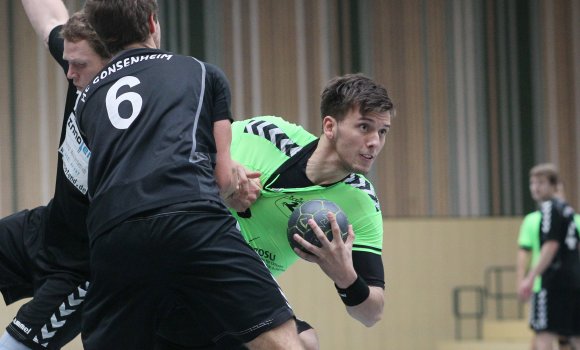 Zwei Favoriten der Rheinhessenliga, die sich wieder heiße Duelle liefern dürften, sind der TV Bodenheim (r. Marcel Gerhardt) und der HC Gonsenheim (l. Robert Michael). Beide eröffnen die Saison mit dem direkten Aufeinandertreffen in Bodenheim.
