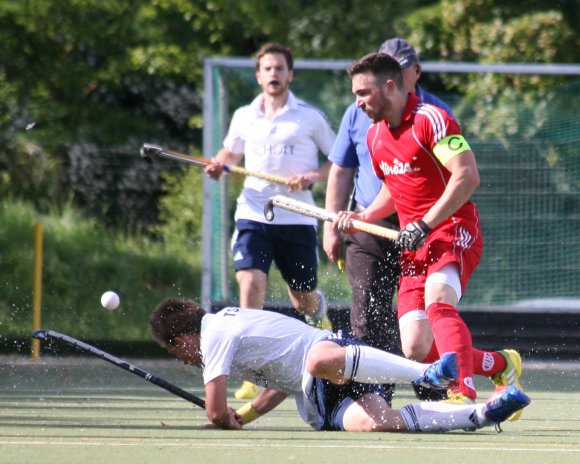 Zweieinhalb Jahre ist das jüngste Feldrunden-Heimspiel des TSV Schott (am Boden Simon Jacob) gegen den Kreuznacher HC her. Im Mai 2014 gewannen die Mainzer mit 4:2.