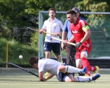 Zweieinhalb Jahre ist das jüngste Feldrunden-Heimspiel des TSV Schott (am Boden Simon Jacob) gegen den Kreuznacher HC her. Im Mai 2014 gewannen die Mainzer mit 4:2.