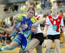 Ein klarer 35:27-Sieg gelang der SG Bretzenheim (in Aktion: Michelle Chwalek) im zweiten Heimspiel der Aufstiegssaison 2014/15 gegen den 1. FC Köln. Die Rheinländer wurden in jener Runde am Ende Dritter und arbeiten weiter daran, den Zweitligaaufstieg zu schaffen. Die Bretzenheimerinnen dürften eine der großen Hürden sein.