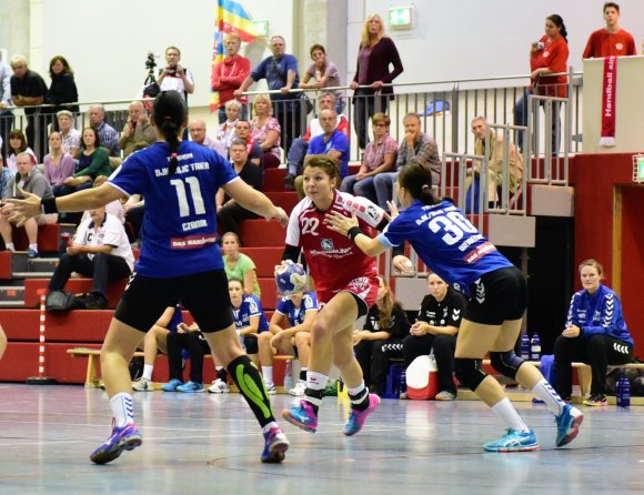 Simona Cipaian (Mitte) sucht den Weg durch die Deckungsreihe der Triererinnen.