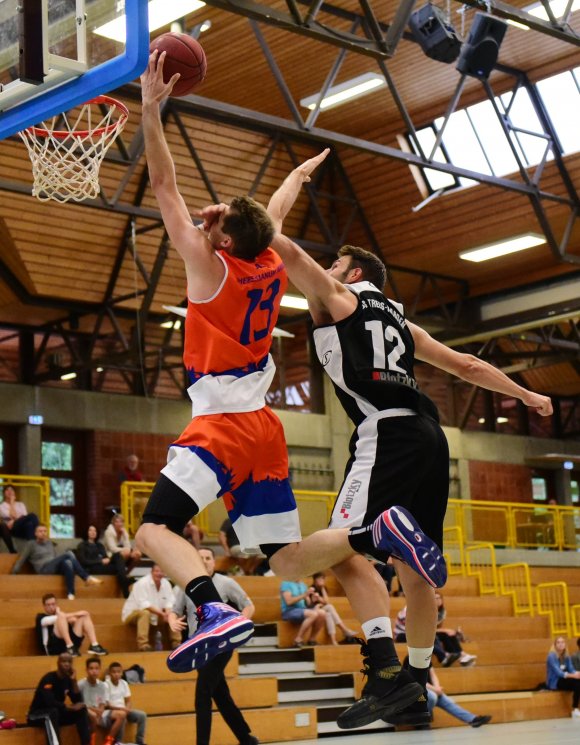 Abgeräumt: Bei diesem Korbleger bekam Johannes Schulz eine Hand ins Gesicht...