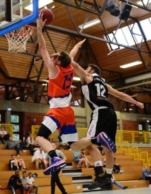 Abgeräumt: Bei diesem Korbleger bekam Johannes Schulz eine Hand ins Gesicht...