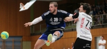 Gerrit Wamser, den Kotrainer Martin Reuter im ersten Heimspiel noch auf der Bank sitzen gelassen hatte, kommt durch seine Dynamik mit der harten Gangart der Illtaler Defensive gut zurecht.