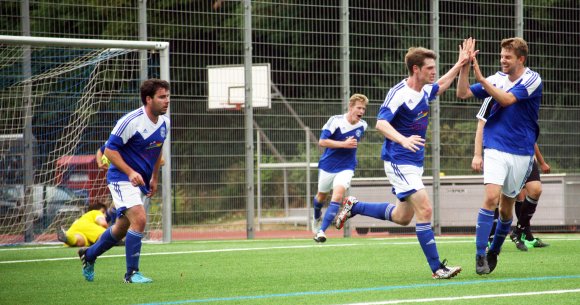 Das war mehr Erleichterung als Begeisterung: Drei Minuten nach dem 0:1 und vier Minuten vor Schluss war Johannes Schwank (2.v.r.) nach einem Freistoß von Oliber Kubis der Ausgleich für den SV Klein-Winternheim gelungen.