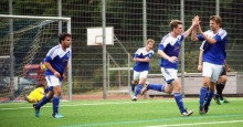 Das war mehr Erleichterung als Begeisterung: Drei Minuten nach dem 0:1 und vier Minuten vor Schluss war Johannes Schwank (2.v.r.) nach einem Freistoß von Oliber Kubis der Ausgleich für den SV Klein-Winternheim gelungen.