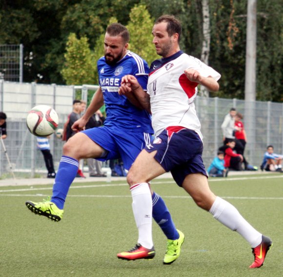 Jaouad Massaoudi (l.) wird von Basara-Außenverteidiger Marcel Kostadinov beiseitegeschoben.