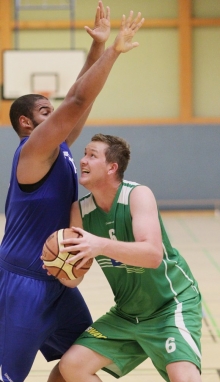 Martin Weis (r.) konnte sich diesmal auch die nötigen Pausen nehmen, weil Ludwig Weinsheimer als zweiter Center dabei war.