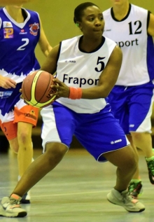 Kaum noch gekanntes Glücksgefühl: Telitah Buwu gewann mit den Oberliga-Basketballerinnen des SC Lerchenberg das erste Saisonspiel.