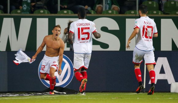 Zieh dich aus, kleine Maus, mach dich nackig: Pablo De Blasis nahm nach seinem Siegtreffer eine Gelbe Karte, wie Marcel Reif sagen würde, billigend in Kauf.