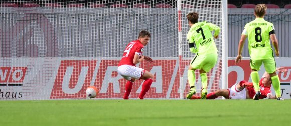Da flog der Ball zum zweiten Mal ins Mainzer Tor. Tevin Ihrigs Rettungsaktion auf der Linie nutzte nichts, weil Philipp Müller den abgewehrten Ball zum 0:3 ins Tor schoss.