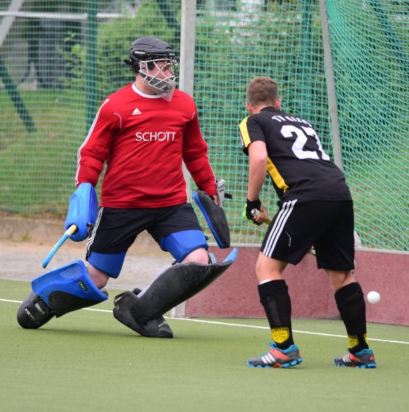 Alleine auf weiter Flur: Mit diesem Ausgleich durch ein Stechertor von Jannik Häußer begann im Juni der Niedergang zum 1:4 im Heimspiel gegen den TV Alzey.