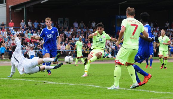 Bislang war Gerrit Holtmann nur in Testspielen zum Einsatz gekommen wie hier gegen den FV Biebrich. In Bremen aber gab der 05-Neuzugang sein Bundesligadebüt - und bereitete prompt den Siegtreffer vor.