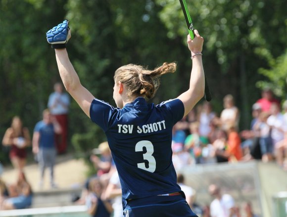 An drei Wochenenden möglichst viel jubeln wie die Torschützin vom Dienst, Aline Bessling, das ist die Aufgabe für die Hockeyfrauen des TSV Schott für den am Sonntag beginnenden ersten Teil der Regionalliga-Feldrunde 16/17.