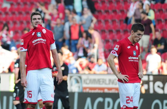 So sieht das aus, wenn in der Nachspielzeit aus einem Unentschieden eine Niederlage wird: Stefan Bell und Gaetan Bussmann waren nach dem 2:3 gegen Bayer Leverkusen ebenso enttäuscht wie ihre Mitspieler.
