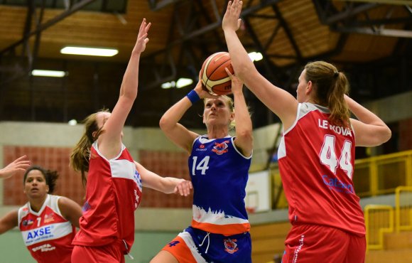 Conny Sharda (M.) gehört wieder zum Zweitligakader und war mit 14 Punkten beste Schützin ihres Teams.