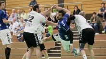 Er drängt wieder: Philipp Becker ist, nachdem er wegen einer Daumenverletzung in den ersten Partien aussetzen oder sich auf die Defensive beschränken musste, wieder voll einsetzbar. Am erfolgreichsten ist er, wenn er wie hier seinen Körper einsetzt und sich zum Kreis durchtankt.