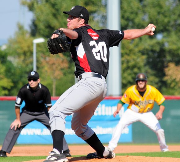 Erneut geknackt: Die Mainz Athletics (hinten: Kevin Kotowski) bezwangen zum zweiten Mal in dieser Saison ihren früheren Angstpitcher Miks Bolsenbroek...