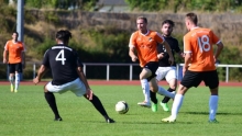 Vor der Pause mangelte es den Saulheimern (am Ball Leo Hasselwander, r. David Reichle) noch an Zielstrebigkeit, und noch litten Gästespieler wie Abdula Rahm Del (l.) nicht unter Krämpfen....