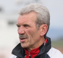 Ein wenig erleichtert, mehr nicht: Trainer Albert Hoppe nach dem zweiten Saisonsieg mit der TSVgg Stadecken-Elsheim.
