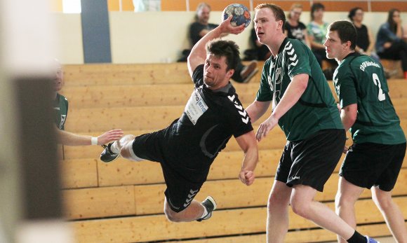 Kreisläufer Fabian Heuckeroth fliegt zum Büdesheimer Tor. Er war vor allem in der ersten Halbzeit gut ins Offensivspiel eingebunden.