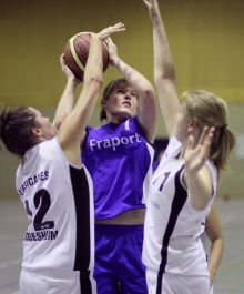 Wieder im Lerchenberger Trikot: Ksenia Feklushina (M., hier gegen Natascha Blank und Anna Hellmeister) erzielte bei ihrem Comeback 15 Punkte.