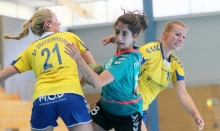 Die Bretzenheimer Deckung mit Valerie Lampert (l.) und Martina Grau zwingt TVB-Schützin Ezgi Yoslun auf dem Weg zum Tor zum Ballverlust. Die Neu-Bodenheimerin belegte mit ihren fünf Treffern dennoch, dass sie für den Vizemeister eine wertvolle Verstärkung ist.