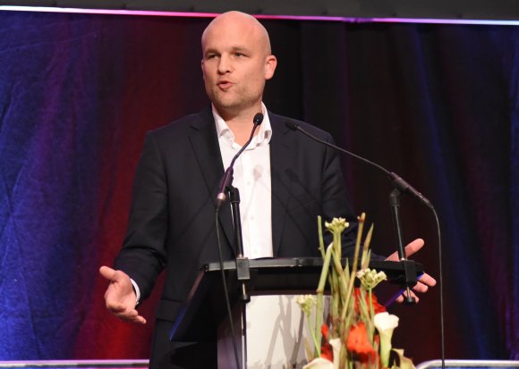 Bei der Mitgliederversammlung am Dienstag zeichnete Sportdirektor Rouven Schröder Perspektiven auf. Am Donnerstag unternahm die Mannschaft den nächsten Schritt.