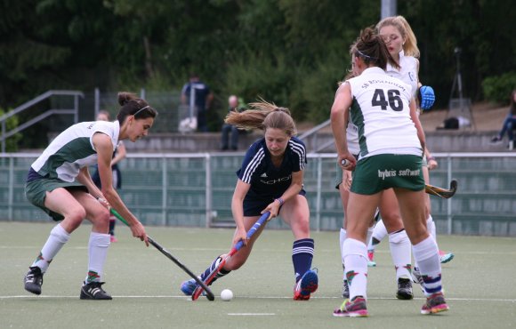 Michelle May umzingelt von lauter Rosenheimerinnen: Beim jüngsten Aufeinandertreffen mit den Oberbayern musste der TSV Schott sich im Juni mit einem1:0-Sieg begnügen.