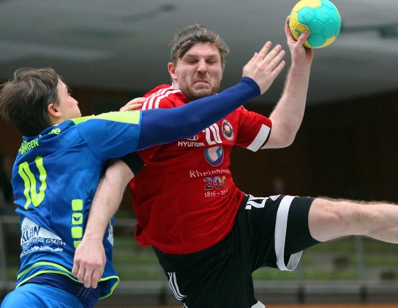 Einen recht sicheren Start-Ziel-Sieg mit 25:20 Toren feierte der TV Nieder-Olm in der vergangenen Saison gegen die HSG Rhein-Nahe Bingen (l. Max Grethen), die nun erneut zu Gast ist. Kapitän Tino Stumps versucht hier den Abschluss mit dem schwächeren linken Arm.