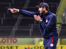 Weist den Weg in den Tunnel: Trainer Sandro Schwarz.