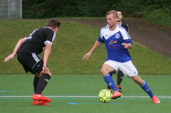 Philipp Zwirner (r.) versucht an Fontana-Verteidiger Lucas Marx vorbeizukommen.