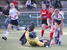 Alarm im Wormser Schusskreis wurde in der zweiten Halbzeit zum Dauerzustand. Kapitänin Sina Bohrer (r.) legt den Ball an Gästekeeperin Julia Kurz vorbei, Saskia Benter (l.) freut sich schon auf das nächste Tor.