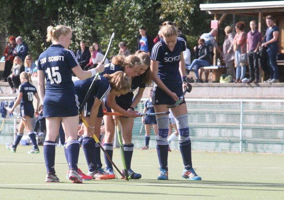 Absprache der Varianten: Eine Menge davon haben die Schott-Frauen bei den Kurzen Ecken drauf, da ist vor der Ausführung einiges abzusprechen.