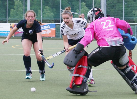 Einen 4:2-Sieg fuhr der TSV Schott beim jüngsten Aufeinandertreffen mit den Stuttgarter Kickers im Juni auf eigenem Platz ein. Sophie Dilchert legte sich in dieser verheißungsvollen Szene den Ball hier allerdings etwas zu weit vor.