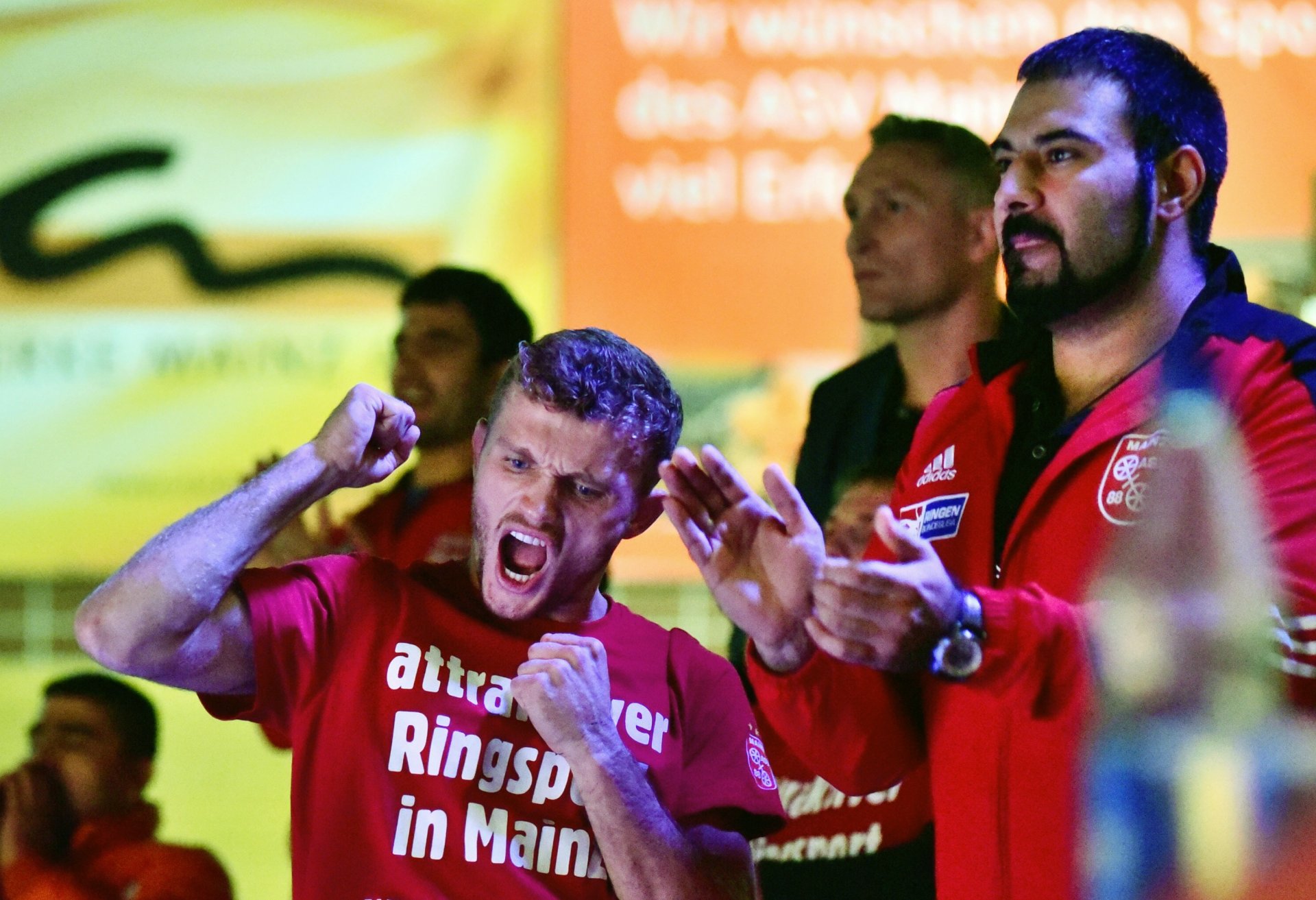 Ilir Sefaj (l.), der selbst zuvor einen Schultersieg gelandet hatte, ließ seiner Begeisterung freien Lauf: Soeben hatte...