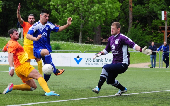 In der 16. Minute kam Arif Güclü zwar frei vor Torwart Konstantin Stengel an den Ball, zögerte dann aber zu lange und vergab die Großchance.