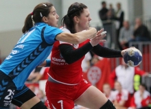 Spielzüge anziehen, die Mannschaft führen, für diese Aufgaben war die erstligaerfahrene Nastja Antonewitch nach Mainz geholt worden. In der kritischsten Phase der Partie gegen die HSG Kleenheim erfüllte sie diese Aufgabe hervorragend und wurde daher als wertvollste Spielerin der FSG ausgezeichnet.