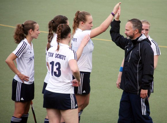 Ziel erreicht, High five bei den Hockeyfrauen des TSV Schott: Trainer Martin Knußmann-Siemon konnte trotz des ersten nicht gewonnenen Spiels zufrieden sein, vor allem mit dem Gesamtbild des ersten Feldrundenteils.