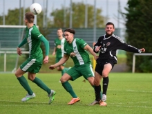88 Minuten lang hielten die Zornheimer (r. Antonio Agati) dem Drängen des Tabellenführers (M. Marco Ritz) stand. Dann erzielte Moritz Freisler (l.) das 0:1.