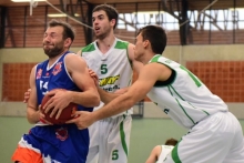 Augen zu und durch: Philipp Moßmann zieht energisch zum Nieder-Olmer Korb.